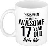 Bellatio Decorations This is what an awesome 17 year old looks like - cadeau koffiemok - beker - 300 ml - verjaardag 17 jaar - kado mok / beker