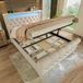 Pangivo Lit Double 140x200 cm avec coffre de rangement hydraulique LED et USB en velours beige