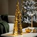 Spetebo cône lumineux LED doré avec effet 3D, à piles, avec minuterie - 40 cm - Pyramide en métal