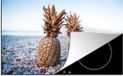 KitchenYeah® Inductie beschermer 77x51 cm - Deux ananas dorés sur une plage de coquillages - Accessoire de plaque de cuisson à induction