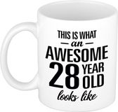 Bellatio Decorations Shoppartners Bv This is what an awesome 28 year old looks like - cadeau koffiemok - beker - 300 ml - verjaardag 28 jaar - kado mok / beker
