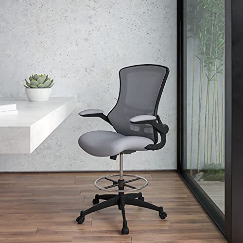 Flash Furniture Tekenstoel met middelhoge rugleuning, ergonomische bureaustoel met opklapbare armleuningen en verstelbare voetring, bureaustoel voor thuiskantoor, donkergrijs