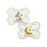 MAM Perfect fopspeen voor baby's van 2-6 maanden, neutraal glanzend, 2 | Lichtgevend in het donker met extra dunne en flexibele speen van Skin Soft Silicone, met zelfsteriliserende doos