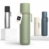 LARS NYSØM Roestvrijstalen Thermosfles - Dubbelwandige Geïsoleerde Drinkfles met Beker en Draagriem, Lekvrije Metalen Fles voor Reizen, Kantoor & Buitenactiviteiten (Sage Green)