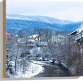 Merkloos / Sans marque Foto op Hout: Kleine Rivier langs Huisjes in Skigebied - 50x50 cm