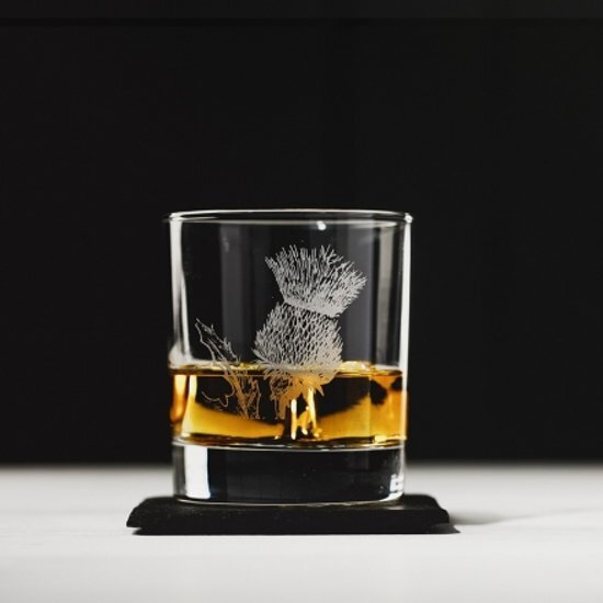 The Just Slate Company Whiskyglas DISTEL met leisteen onderzetter (Cadeauset)