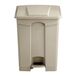 Safco Products Plastic Stap-Op Prullenbak 9922TN; Tan; Hands-Free Verwijdering; 17-Gallon Capaciteit