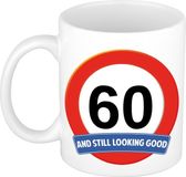 Bellatio Decorations Shoppartners Bv Koffie mok / cadeau beker - 60 jaar - verjaardag - still looking good - wit - stopbord - 300 ml - keramiek