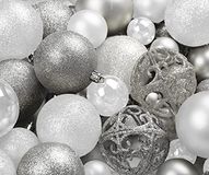 100 R N' D Toys 100 stuks zilver-wit, onbreekbare kerstballen + 100 metalen haken om op te hangen, voor kerstboom binnen en buiten, feestdagen, woondecoratie