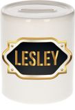 Bellatio Decorations Shoppartners Bv Spaarpot met voornaam Lesley - wit - met goud/zwart embleem - 8 x 9 cm - keramiek - met afsluitdop - cadeau verjaardag