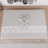 PETTI Artigiani Italiani - Decoratieve afdekking voor de kookplaat, katoen met Sangallo-kant en strikken, 70 x 50 cm, Lichtgrijs