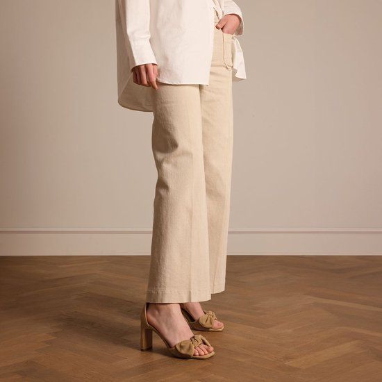 Manfield - Dames - Beige suède sandalen met hak - Maat 40