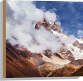 Merkloos / Sans marque Foto op Hout - Dichte Wolkenvelden over Bergtoppen onder Laag Sneeuw - 50x50 cm