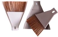 Set de 2 mini balais et pelles en plastique sans marque, kit de nettoyage portable avec crochet de suspension pour bureau, clavier, nid d'animaux et espaces étroits, café et beige.
