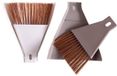 Set de 2 mini balais et pelles en plastique sans marque, kit de nettoyage portable avec crochet de suspension pour bureau, clavier, nid d'animaux et espaces étroits, café et beige.