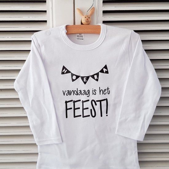 Merkloos / Sans marque Shirtje Hoera vandaag is het feest! - Lange mouw - Wit - Maat 74 - Unisex