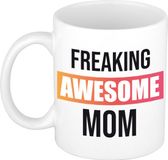 Bellatio Decorations Mama mok / beker met tekst "freaking awesome mom" gekleurd kader