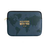 Mr. Wonderful universele beschermhoes tot 28,9 cm (11 inch) met wereldkaart op marineblauwe achtergrond en typografie, Take me Anywhere with You, gewatteerd en versterkt met ritssluiting