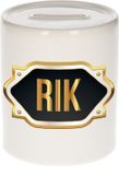 Bellatio Decorations Shoppartners Bv Spaarpot met voornaam Rik - wit - met goud/zwart embleem - 8 x 9 cm - keramiek - met afsluitdop - cadeau verjaardag