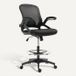 BUT Fauteuil de bureau rembourré avec dossier en filet, roulettes pivotantes et accoudoirs, noir