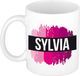 Bellatio Decorations Sylvia naam cadeau koffie mok - beker - met roze verfstrepen - Cadeau collega - moederdag - verjaardag - juf - coach - 300 ml - wit