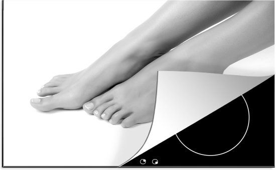 KitchenYeah® Inductie beschermer 77x51 cm - Blote voeten van een vrouw - zwart wit