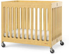 Foundations boutique inklapbaar babybedje van hout babybed met wieltjes bruin