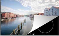 Merkloos KitchenYeah® Inductie beschermer 77x51 cm - Groot kanaal met kleurrijke huizen in Trondheim - Inductie kookplaat accessoire