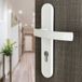 Ouvre&déco Ibiza – Poignées de porte en aluminium blanc mat avec trou de cylindre, entraxe 195 mm, design texturé rotation 360