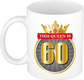 Bellatio Decorations Bol Dames 60 jaar verjaardag - Cadeau Koffiemok - This Queen is 60 - wit - beker - 60e verjaardag - 300 ml - Vrouwen