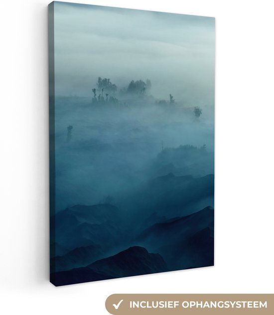 OneMillionCanvasses Canvas schilderij - Mist - Bomen - Berg - Blauw - 80x120 cm