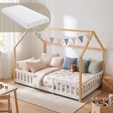 en.casa Kinderbed "Sisimiut" in Montessori-stijl, met een huisachtige uitstraling, inclusief matras en valbeveiliging. Gemaakt van grenenhout, afmetingen 120x200 cm, kleur wit/naturel