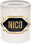 Bellatio Decorations Shoppartners Bv Spaarpot met voornaam Nico - wit - met goud/zwart embleem - 8 x 9 cm - keramiek - met afsluitdop - cadeau verjaardag