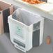 StarTech Hangende prullenbak voor de keuken - Afvalbak voor kastdeur - Ingebouwde houder voor vuilzakken - Kunststof - Rechthoekig - 8 liter - Wit