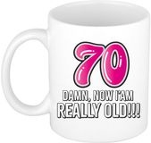 Bellatio Decorations Verjaardag cadeau mok 70 jaar - nu ben ik echt oud! - roze - 300 ml - keramiek