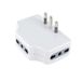 Ruimtebesparende adapter met 3 stopcontacten, 1 grote 16A 2p+T-stekker en 3 10/16A 2p+T-stopcontacten, wit. Slechts 20 mm van muur, ideaal voor smalle ruimtes.
