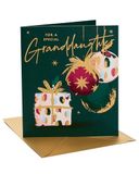 UK Greetings Kerstkaart voor kleindochter - Kerstballen & Present Design