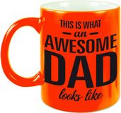 Bellatio Decorations Shoppartners Bv This is what an awesome dad looks like cadeau mok / beker - 330 ml - neon oranje - Vaderdag / verjaardag - koffiemok / theebeker