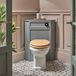 Hudson Reed Thornton Klassieke WC-Ombouw Hoekmontage Lichtgrijs met Reservoir, Zwarte Spoelknop en Staand Toilet met Eikeneffect Toiletzitting