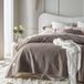 ROOM99 Feel Elegante Sprei in Bruin, 200 x 220 cm - Veelzijdige Woondeken als Bedsprei of Banksprei, Quilt - Fluwelen Stijl