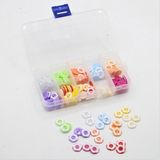 Boîte sans marque avec 150 boutons adaptés aux vêtements pour enfants. Mélange de couleurs, taille 13 mm