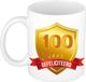 Bellatio Decorations Leeftijd cadeau koffiemok - 100 jaar - Gefeliciteerd - Gouden schild en wimpel - jubileum - verjaardag - beker - 300 ml - wit