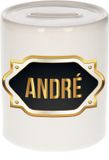 Bellatio Decorations Shoppartners Bv Spaarpot met voornaam Andre - wit - met goud/zwart embleem - 8 x 9 cm - keramiek - met afsluitdop - cadeau verjaardag