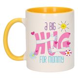 Bellatio Decorations Cadeau koffie/thee mok voor mama - geel - big hug - keramiek - 300 ml - Moederdag