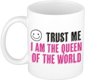Bellatio Decorations Bellatio Decoration Cadeau koffie/thee mok - trust me Queen of the world - roze - keramiek - 300 ml