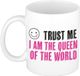 Bellatio Decorations Bellatio Decoration Cadeau koffie/thee mok - trust me Queen of the world - roze - keramiek - 300 ml