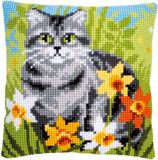 Vervaco Kruissteekkussen Kit - Poes tussen bloemen - 40 x 40 cm