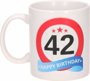 Bellatio Decorations Beallatio Decorations - 42 jaar Verjaardag koffiemok - cadeau beker - stopbord print met happy birthday - 300 ml - keramiek - wit