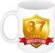Bellatio Decorations Leeftijd cadeau koffiemok - 87 jaar - Gefeliciteerd - Gouden schild en wimpel - jubileum - verjaardag - beker - 300 ml - wit