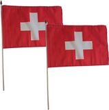 Merkloos / Sans marque Luxe grote zwaaivlaggen Zwitserland - 2x - 30 x 45 cm - op lange stok - feestartikelen en versieringen - Handvlaggen